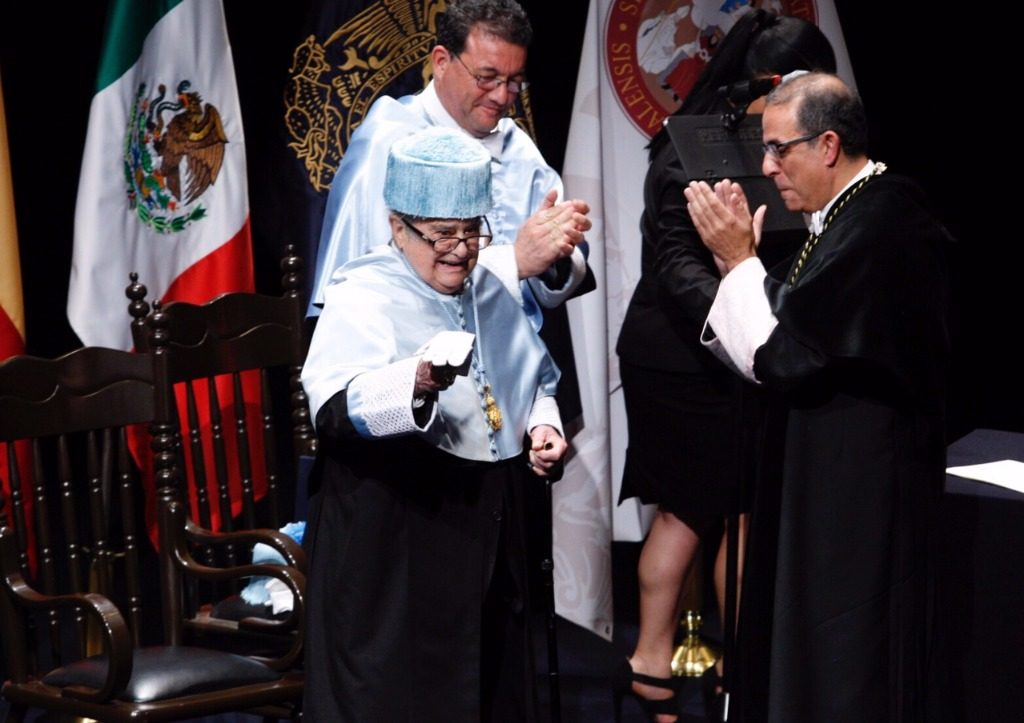 El filósofo, historiador y académico Miguel León-Portilla fue investido con el doctor honoris causa por la Universidad de Sevilla en una ceremonia realizada en la UNAM.