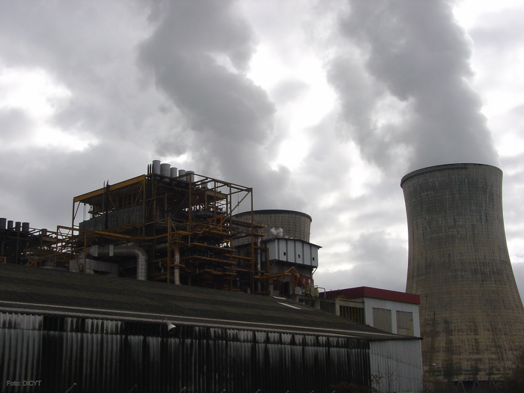 Emisiones contaminantes saliendo de las chimeneas de una fábrica. / DiCYT
