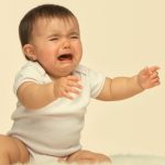 Cuando un bebé llora la madre reacciona en 3 pasos: levantar, sostener y hablar con el bebé