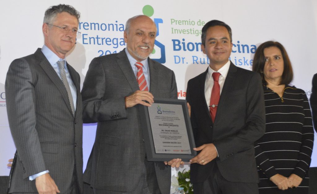 Entrega del Premio en Biomedicina a Edgar Morales