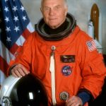 John Glenn, el hombre de mayor edad que ha viajado al espacio, y fue el primer estadounidense en orbitar la Tierra y el tercero en hacer un vuelo espacial