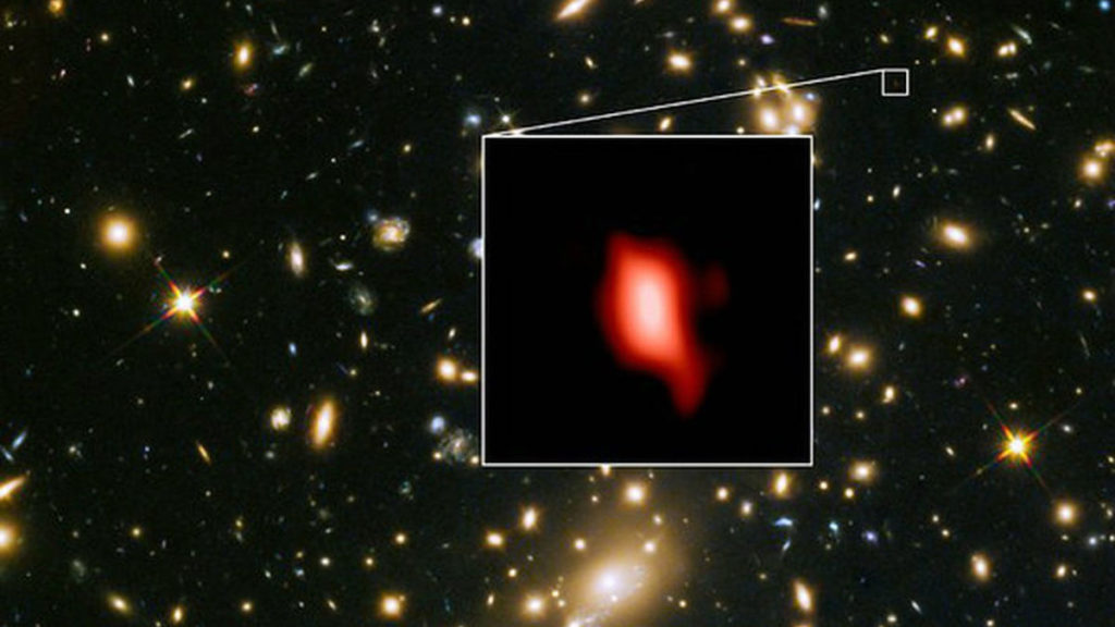 Cúmulo de galaxias MACS J1149_5+2223- La distribución del oxígeno detectado con ALMA se representa en rojo- Imágenes obtenidas por los telescopios Hubble y ALMA