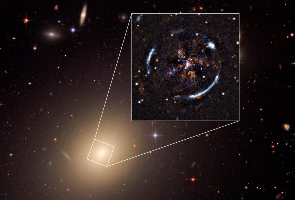 Galaxia ESO 325-G004, con el anillo de Einstein resultante de la distorsión de la luz de una galaxia lejana- ESO, ESA/Hubble, NASA