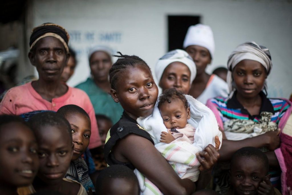 Mujer con su bebe en un centro de refugiados en El Congo