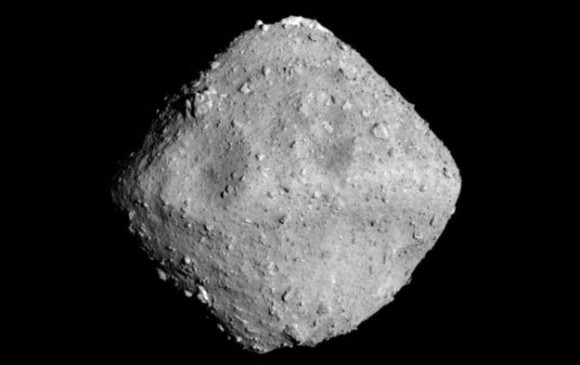 Asteroide Ryugu, foto de Hayabusa 2 a 22 kilómetros. Foto Jaxa-Universidad de Tokio