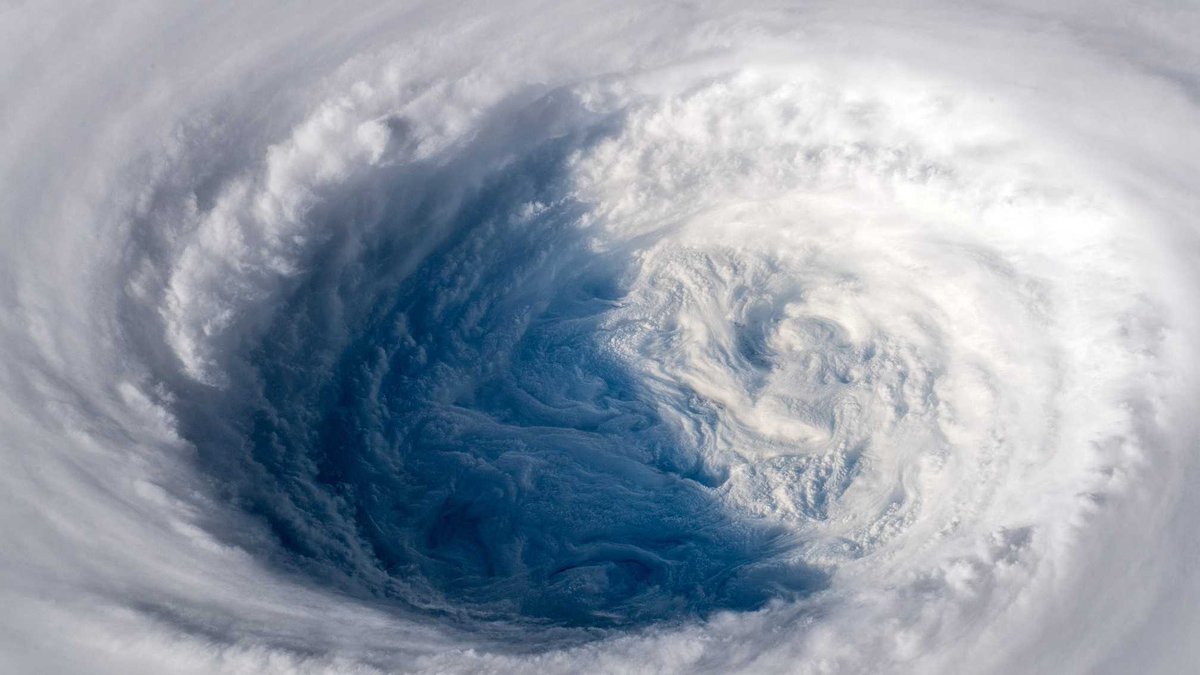 Super tifón Trami, ojo del huracán, acercamiento- astronauta Alexander Gerst