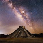 Vía Láctea sobre la pirámide de Kukulkán en Chichén Itza, México