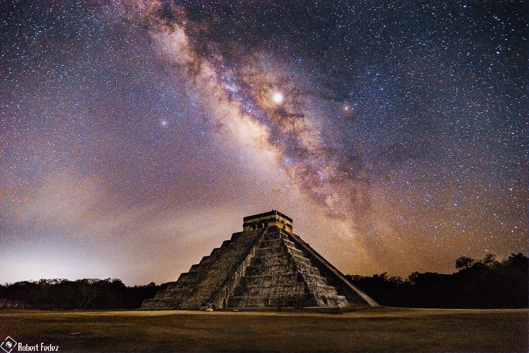 Vía Láctea sobre la pirámide de Kukulkán en Chichén Itza, México Alef