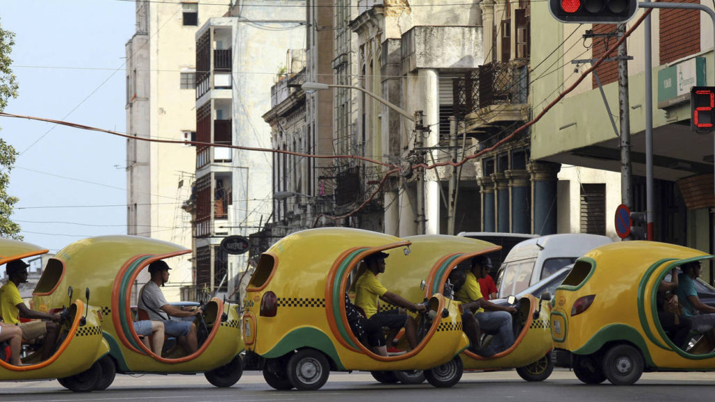 Los cocotaxis, para turistas en La Habana