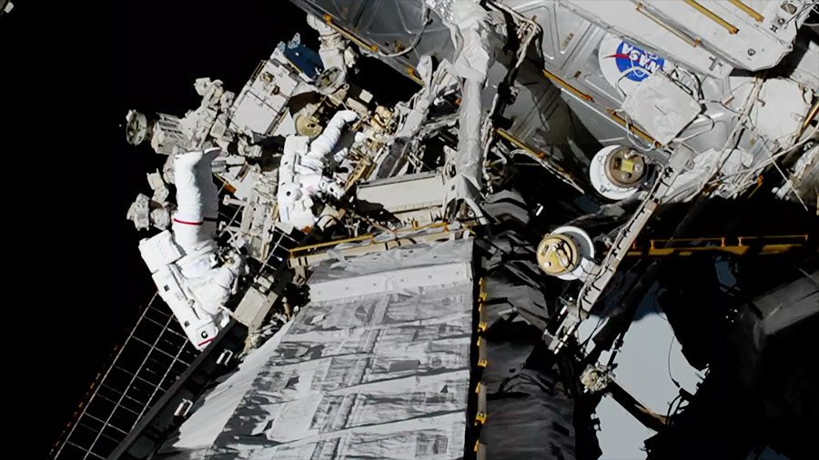 Christina Koch y Jessica Meir, de la NASA, en la primera caminata espacial femenina, el 18 de octubre de 2019