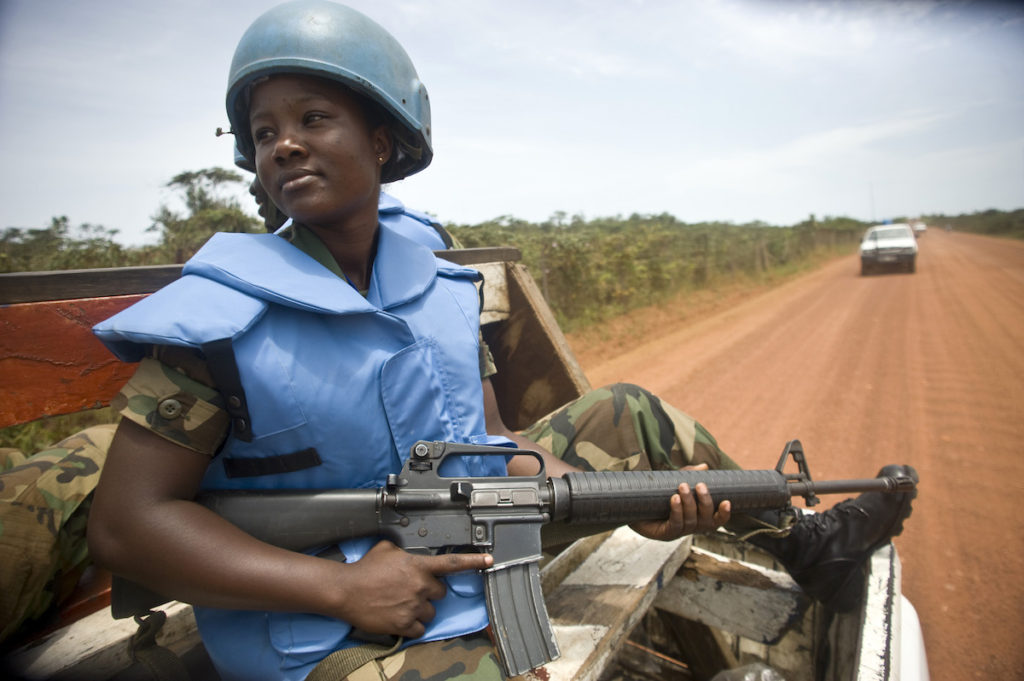 Mujer militar en los Cascos Azules de la ONU en patrullaje en Liberia- Foto ONU, Christopher Herwing