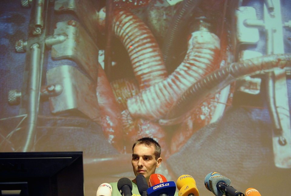 Jakun Halik y su bomba cardíaca, durante una rueda de prensa el 29 de agosto de 2012- EFE/FILIP SINGER
