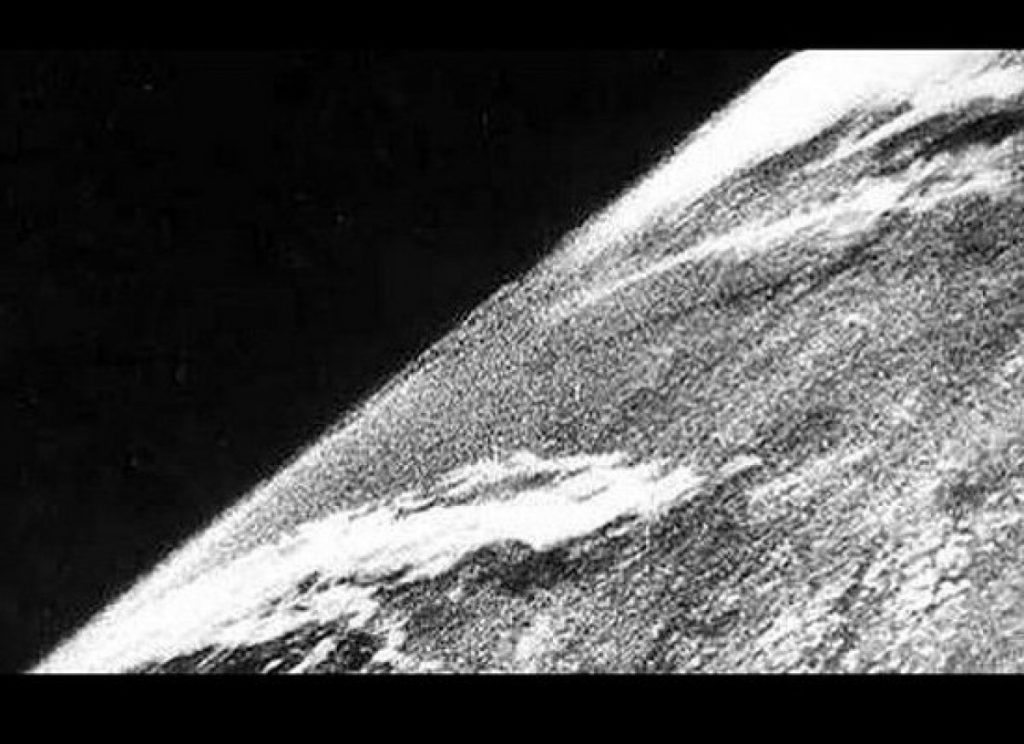 Primera fotografía de la Tierra tomada desde el espacio el 24 de octubre de 1946