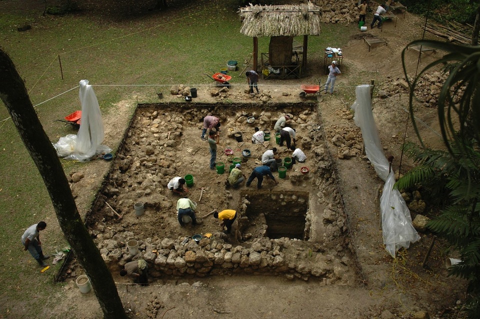 Excavaciones en Ceibal, sitio Maya, foto Takeshi Inomata, University of Arizona