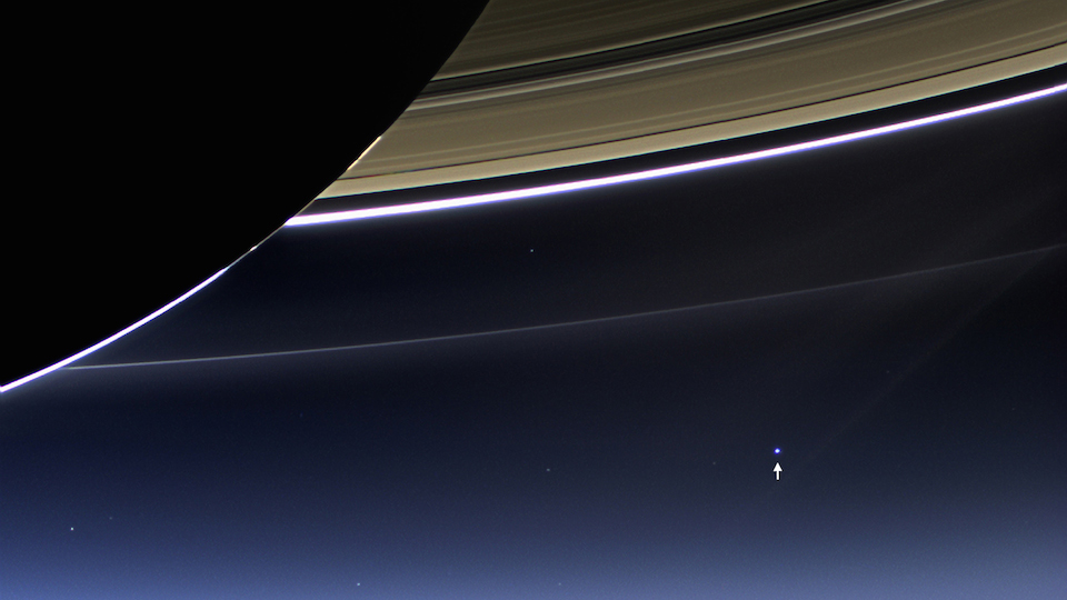 Imagen de la Tierra desde los anillos de Saturno, 21 de julio de 2013, tomada por la sonda Cassini- NASA, Johns Hopkins University Appplied Physics Laboratory, Carnegie Institution of Washington