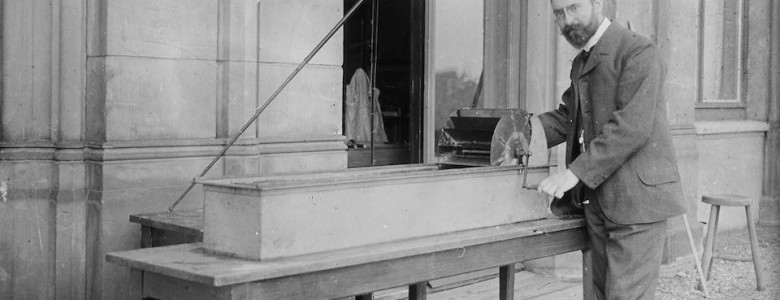 Ludwig Prandtl en 1904 con su canal de prueba de líquidos