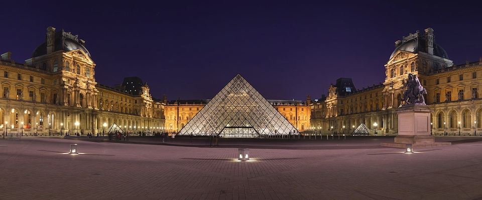 Vista del Museo del Louvre y su pirámide- Wikipedia, Benh Lieu Song