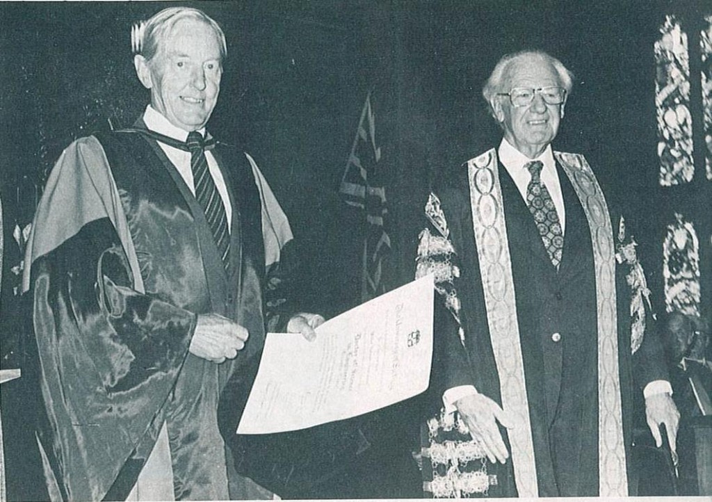 Wilbur Norman Christiansen y el Canciller Sir Hermann Black- Foto The University of Sydney News, 15 de abril de 1980, Archivos de la Universidad