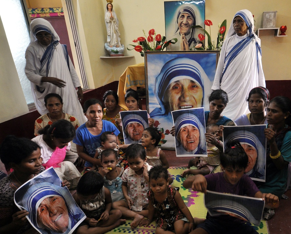Niños sostienen fotografías de la Madre Teresa de Calcuta en la Congregación de los Misioneros de la Caridad, Xinhua/Str (archivo)