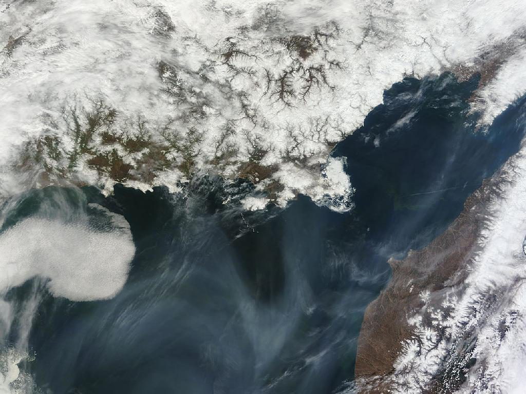 Nubes sobre el mar de Okhotsk, NASA Goddard_MODIS