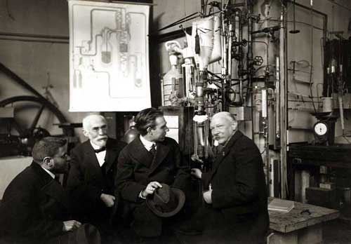Paul Ehrenfest, Hendrik Lorentz, Niels Bohr y Heike Kamerlingh Onnes en 1919 en el Laboratorio Criogénico de Leiden