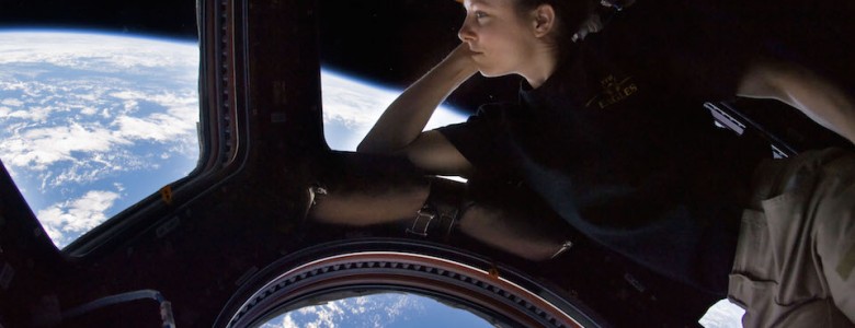 Astronauta Tracy Caldwell Dyson en el módulo Cupola de la Estación Espacial Internacional observando la Tierra