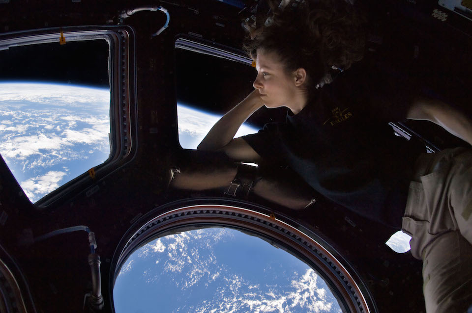 Astronauta Tracy Caldwell Dyson en el módulo Cupola de la Estación Espacial Internacional observando la Tierra