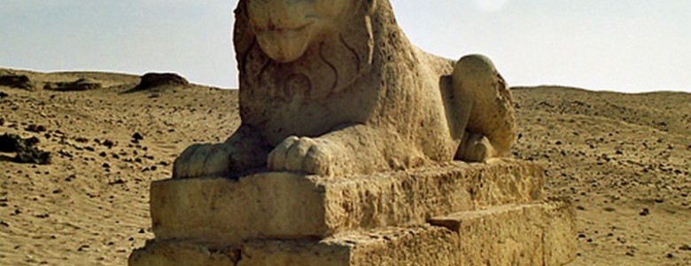 Estatua de león en el desierto
