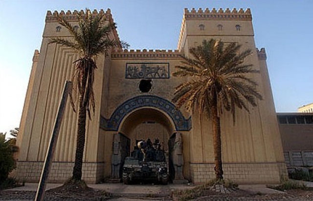 Tanque frente al Museo Nacional de Irak