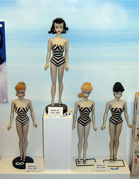 Cuatro ejemplares de la primera edición de Barbie, de 1959, mostradas en el Museo del Juguete de Praga