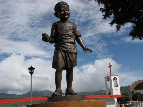 Estatua de Edgar Hernández, el niño caso cero en la gripe porcina H1N1