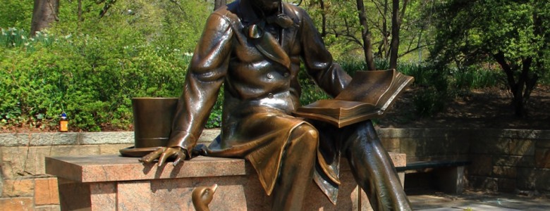 Estatua de Hans Christian Andersen con el patito feo