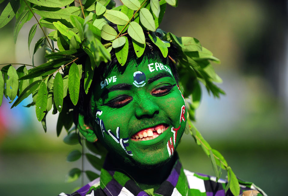Indígena disfrazado de árbol, Día Internacional de la Tierra
