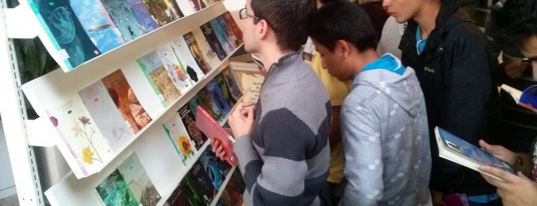 Jóvenes buscando libros