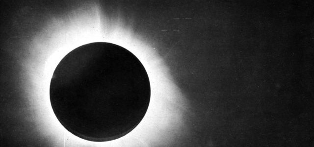 Se comprueba la Teoría de la Relatividad, 29 de mayo de 1919 Eclipse solar de 1919, comprobación de la Teoría de la Relatividad por Arthur Eddington