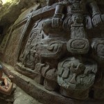 Microbios que destruyen la piedra, localizados al interior de vestigios mayas; 28 de mayo de 2004