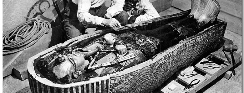 Howard Carter examina el sarcófago de Tutankamón- The Times