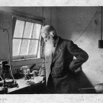 Sir Joseph Wilson Swan, le disputó a Edison la paternidad del invento de la bombilla eléctrica