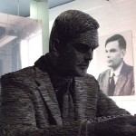 Alan Turing, padre de la Ciencia de la Computación, muerto por comer una manzana con cianuro.