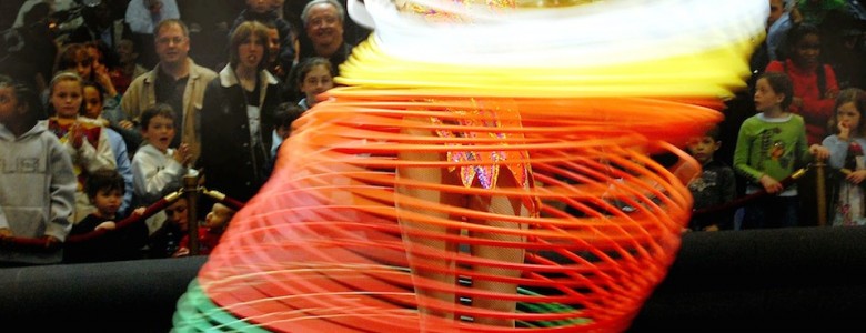 El hula '"hoop'" un juguete de miles de años, que no se pudo patentar Bailando con 60 Hula Hoops- Samantha Quigley