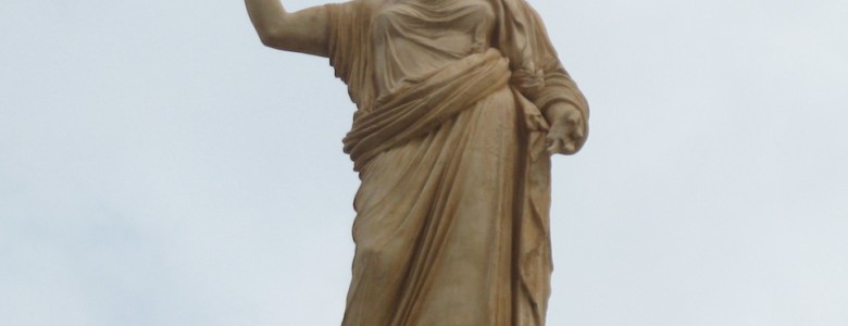 El Museo Arqueológico de Atenas reabre después de 20 meses, el 26 de junio de 2004 Detalle de la fachada del Museo Arqueológico Nacional de Atenas- Tilemahos Efthimiadis