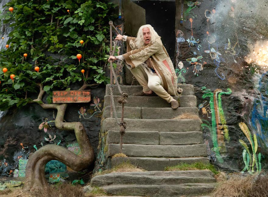 Xenophilius Lovegood (Rhys Ifans) buscando salir de su casa