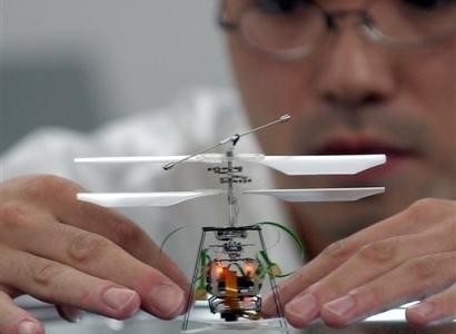 El primer microrrobot volador, el helicóptero más pequeño del mundo, presentado el 18 de agosto de 2004