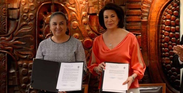 La rectora Sara Ladrón de Guevara con Lorena Martínez Rodríguez , procuradora Federal del Consumidor