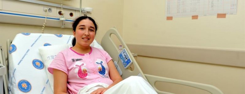 Se realiza el primer trasplante de útero en el mundo, en Turquía, el 8 de agosto de 2011 Derya Sert