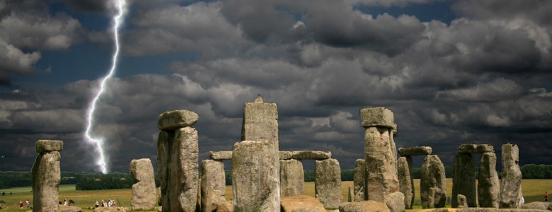 El misterio de Stonehenge podría develarse; se encontraron 15 monumentos enterrados Un rayo a lo lejos, en Stonehenge