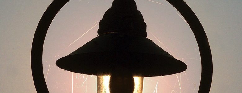 El 1 de septiembre de 2012, dejaron de venderse las bombillas eléctricas en Europa Foco o bombilla eléctrica con pájaro