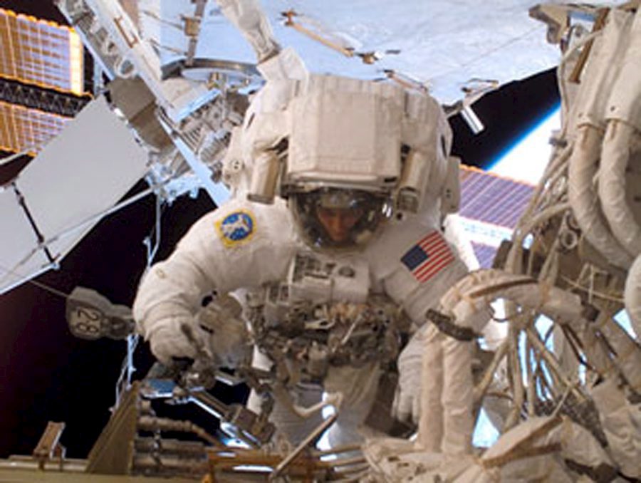 Sunita Wiliams trabajando afuera de la Estación Espacial Internacional el 1 de febrero de 2007