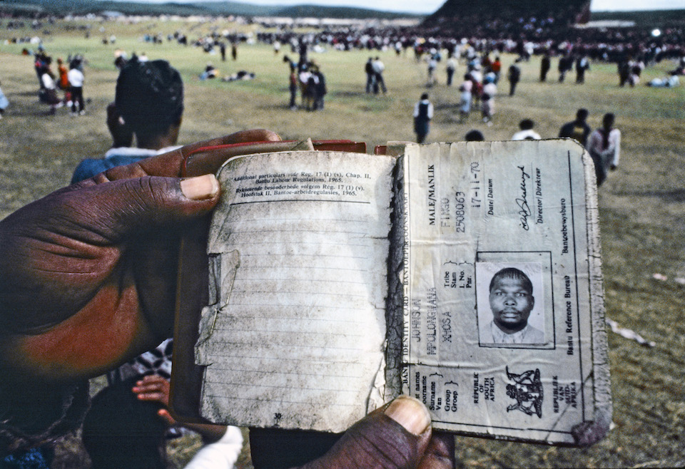 Libro de tránsito que los negros debían portar en el apartheid en Sudáfrica, 01 de enero de 1985- ONU foto