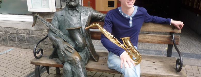 Adolphe Sax, creador de un instrumento único: el saxofón (Y PIEZA MUSICAL) El joven saxofonista clásico Luuk Meeuwis con la estauta de Adolphe Sax
